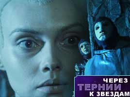 Девушка мастер по татуировкам